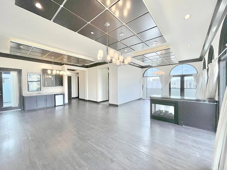 1110 Glenville Dr — Photo 3