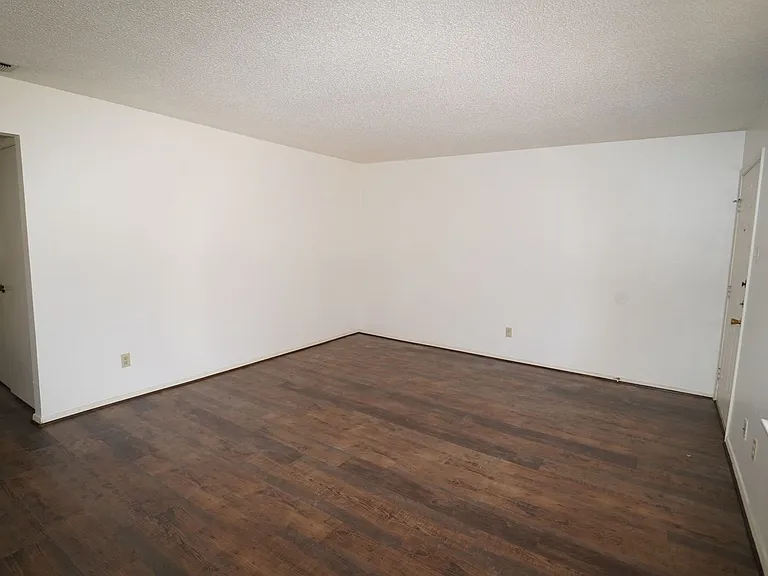 511 W Oak St #14 — Photo 3