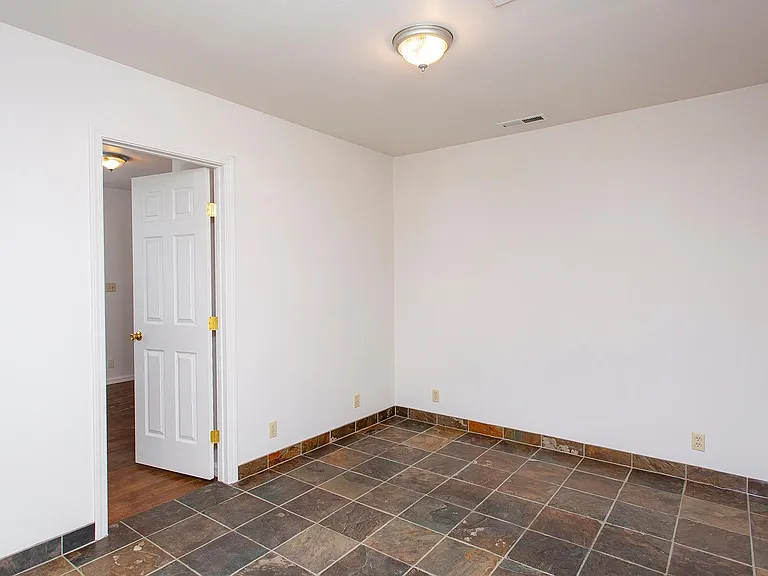 425 Stewart St — Photo 12