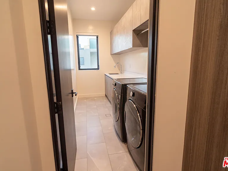 829 N Ogden Dr — Photo 32