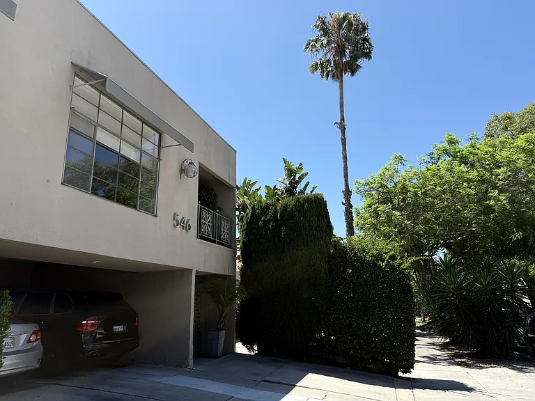 546 N Flores Street — Photo 39
