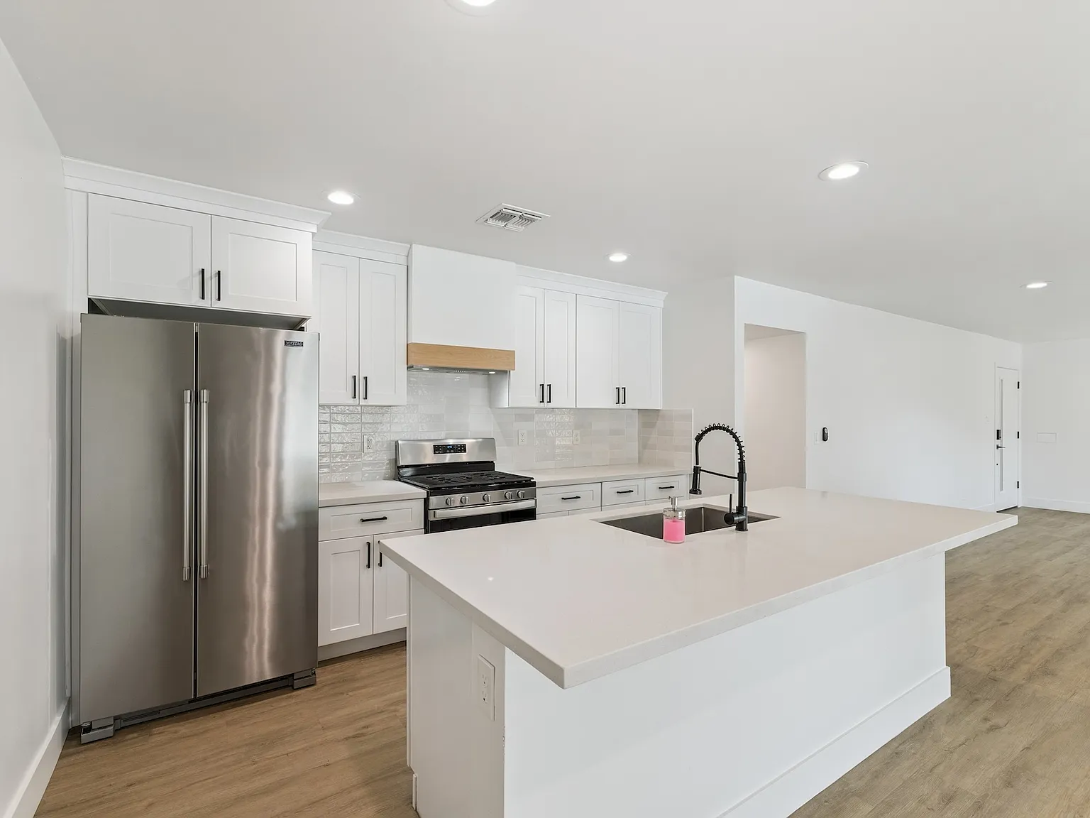 4 bed, 1923 sqft, $3,450 — Photo 4
