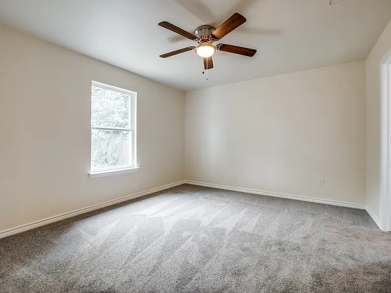 4220 Hamilton Ave — Photo 8