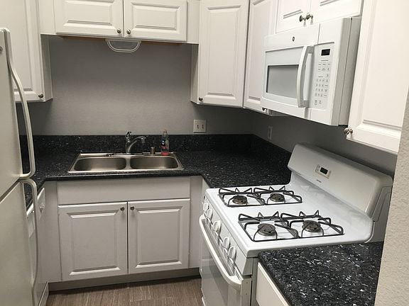 2nd image of 3028 Juniper St APT 4