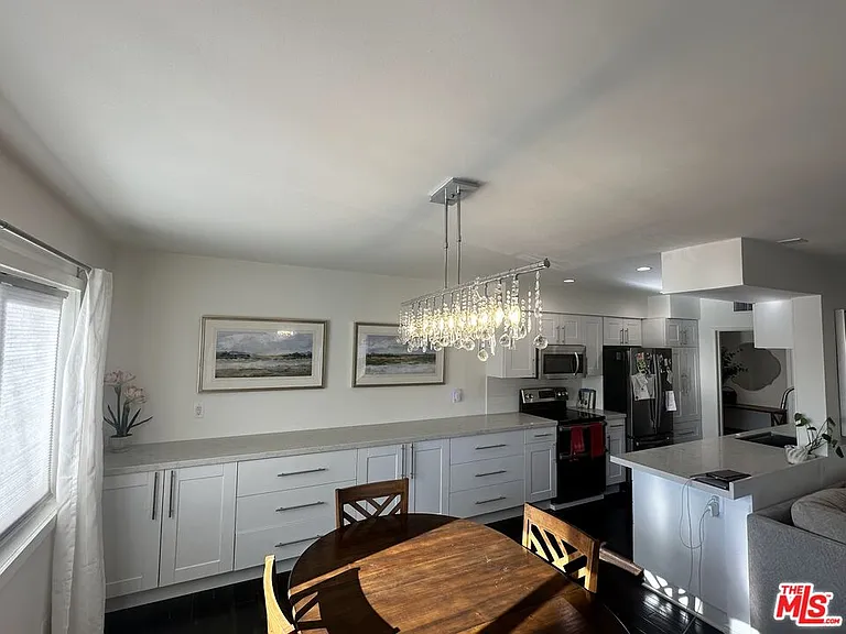 451 S Barrington Ave #202 — Photo 5
