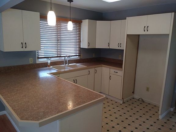 2nd image of 2181 Oakwood St