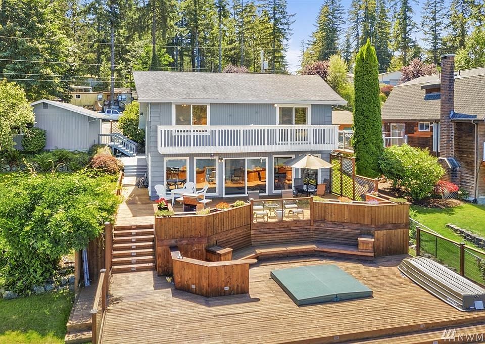 A little slice of heaven on the waterfront at Lake Tahuyeh! Large deck with room for amazing entertaining. Easy access to the lake. 