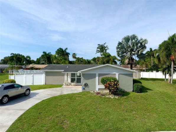 9820 NW 7th St