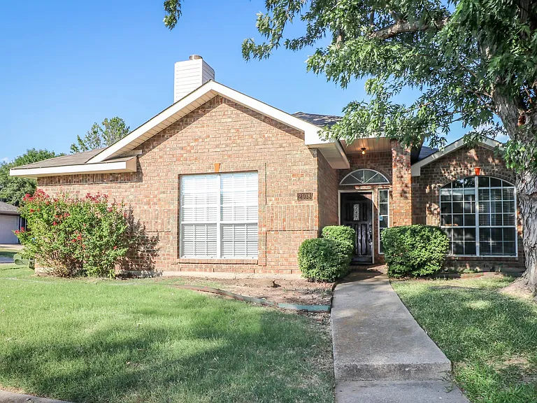 2108 Riverplace Dr — Photo 1