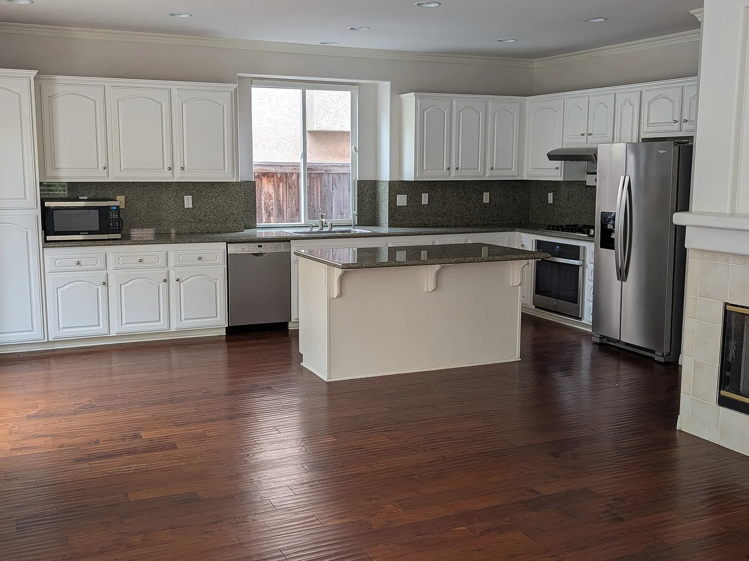 4 bed, 2.5 bath, 2182 sqft, $6,000 — Photo 2