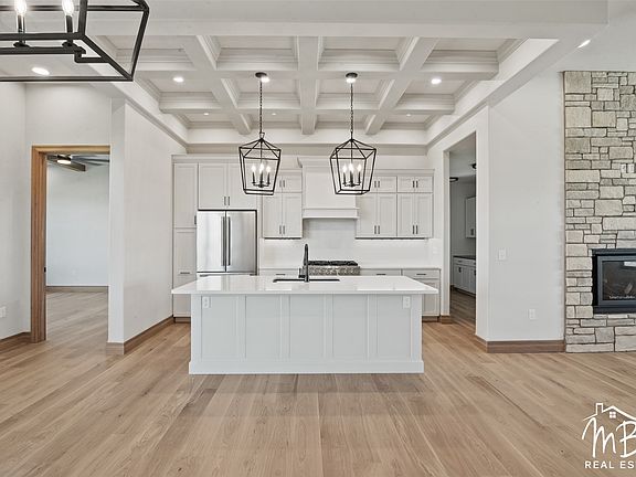 5th image of 379 Camden St