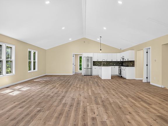5th image of 85 Pine Hills Dr