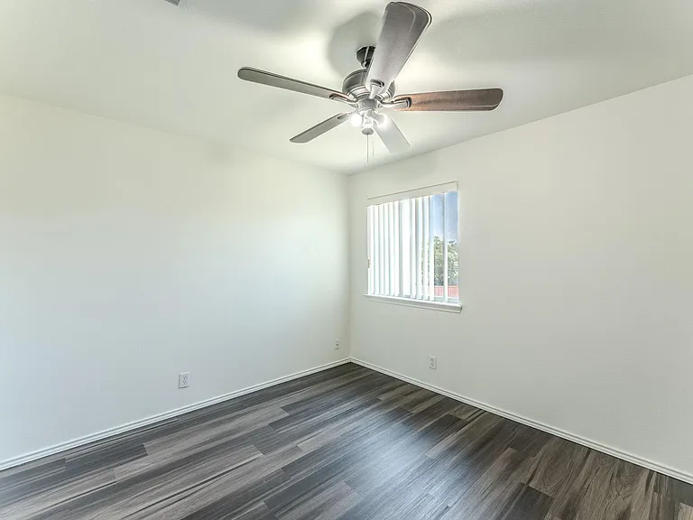 1339 Diamond Blf — Photo 18