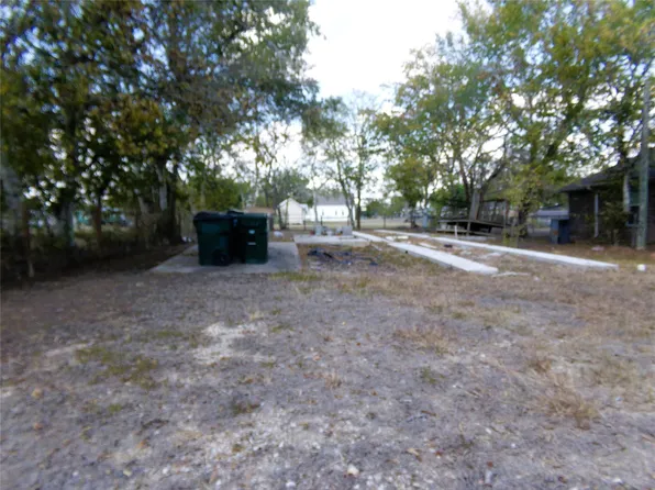 409 E Post Office St, Weimar, TX 78962