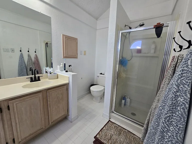 2128 Regency Dr — Photo 9