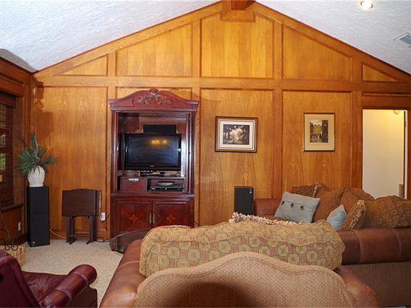 Another view of the living room.  Look at those high ceilings!!