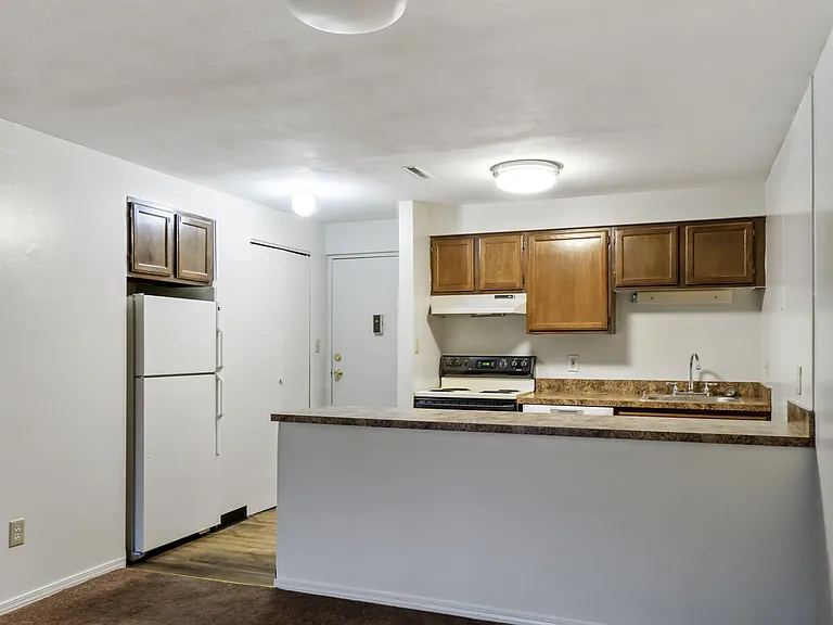 Greenwich Manor Apartments — Photo 33