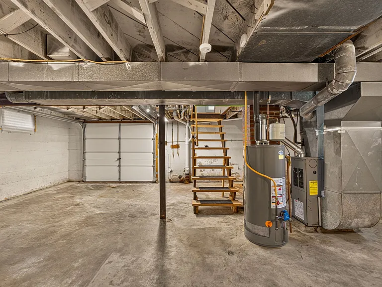 1404 E Elm St — Photo 14