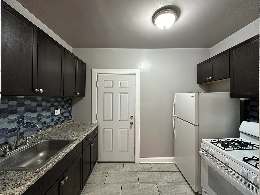 Appealing 1 Bed, 1 Bath at Addison + Milwaukee (Old Irving Park) — Photo 2