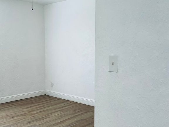 5th image of 1152 W 22nd St