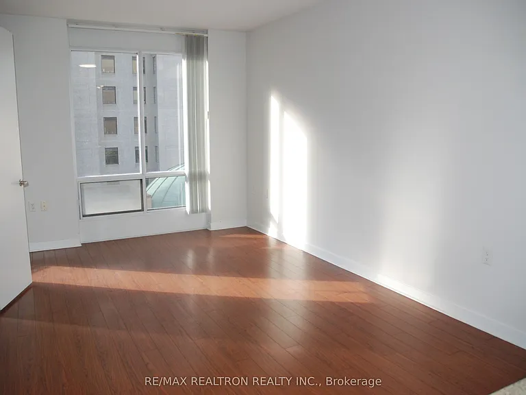 85 Bloor St E #913 — Photo 4
