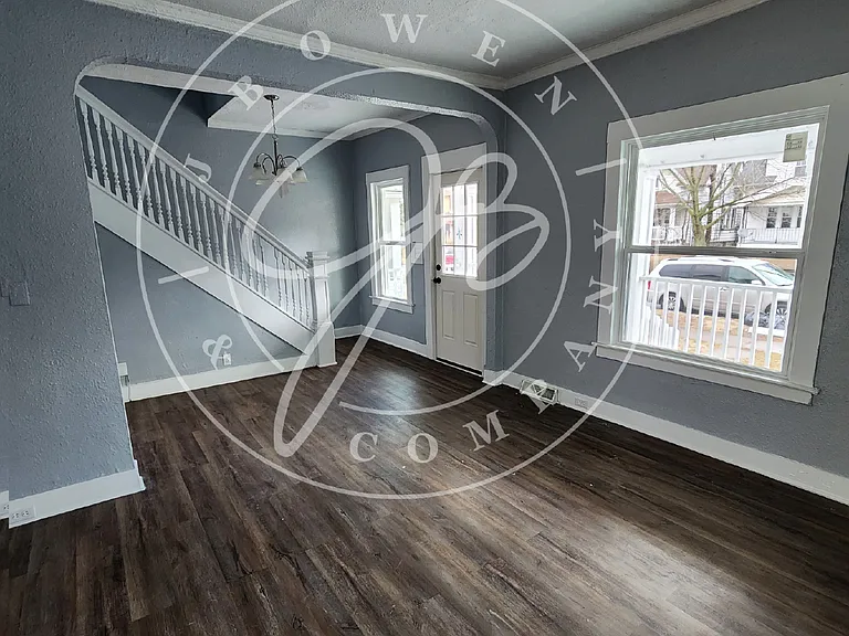 632 Nicholas St — Photo 8