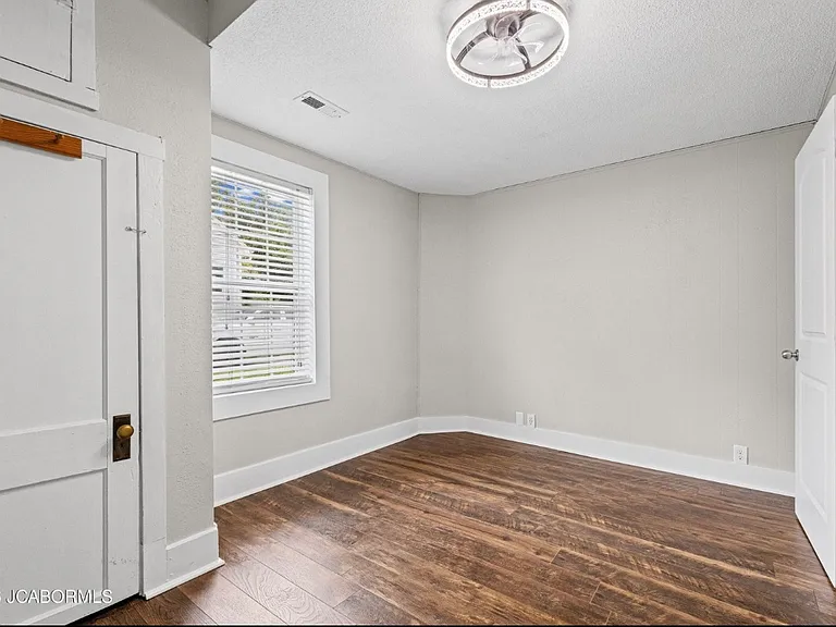 420 Vetter Ln — Photo 8