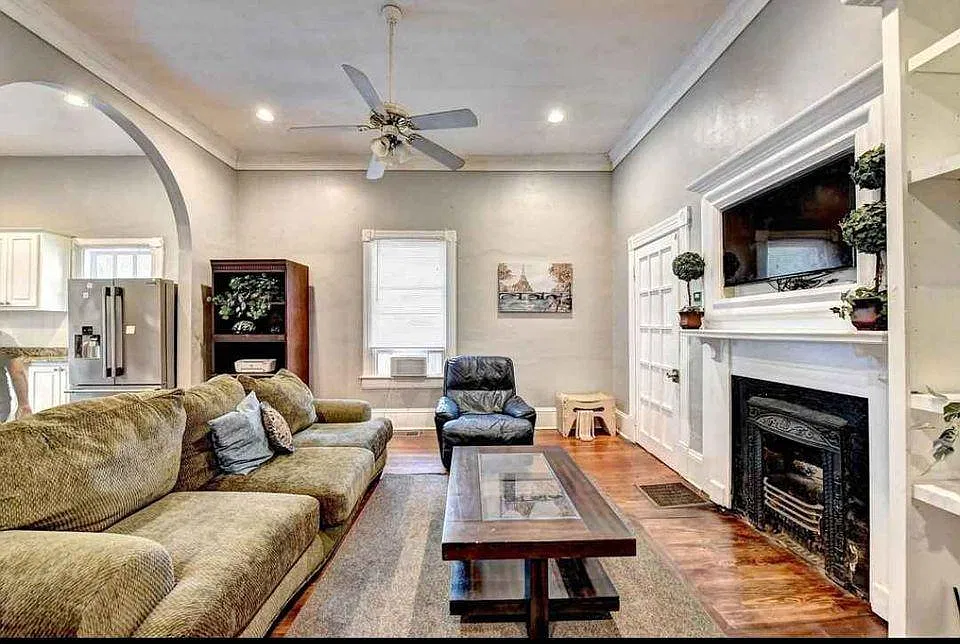 8 bed, 4000 sqft, $800 — Photo 2