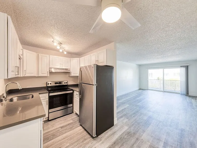 424 Callan Ave — Photo 18
