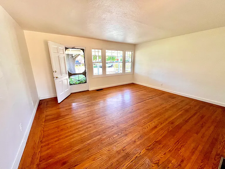 221 Hermosa Ave — Photo 3