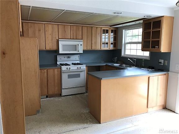 4th image of 18388 Myrtle Dr