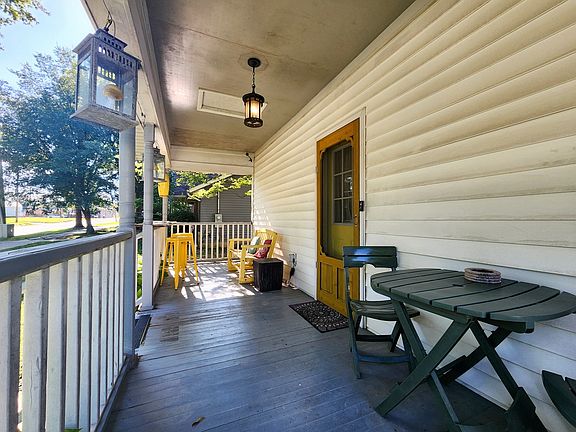 3rd image of 208 E Oak St