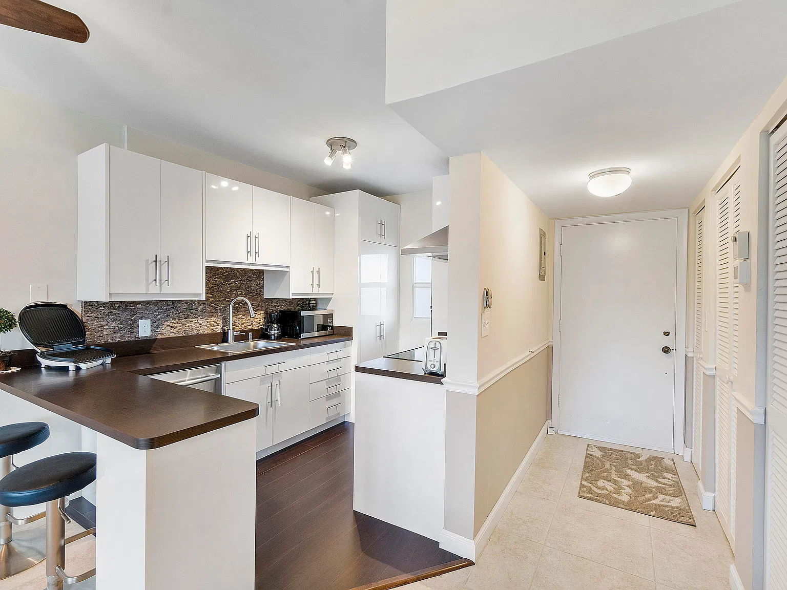 1 bed, 1.5 bath, 850 sqft, $1,975 — Photo 2