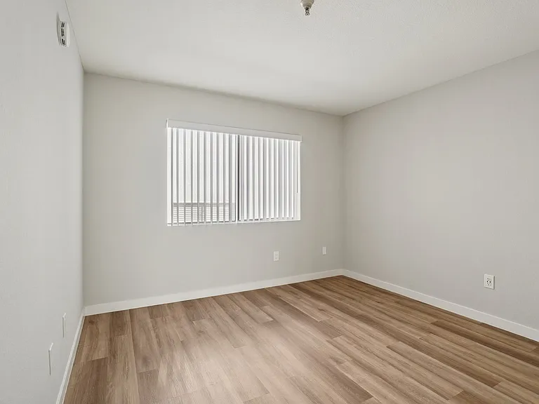 Chadron Apts — Photo 16