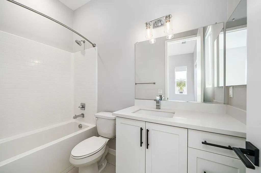 4 bed, 2467 sqft, $4,450 — Photo 2