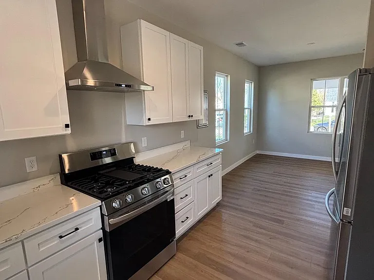 129 Evans St — Photo 12