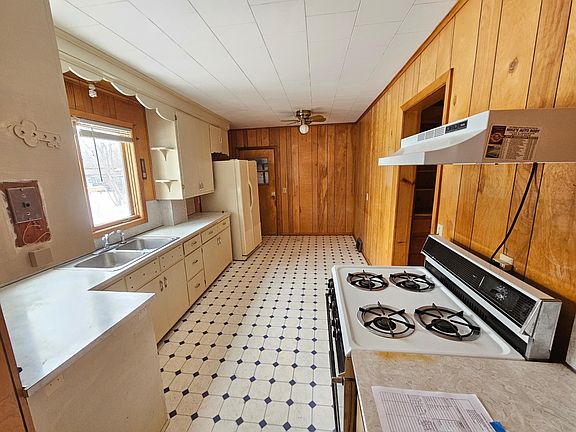 3rd image of 400 2nd St SW