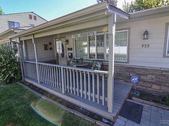 3rd image of 955 NE Crest Dr