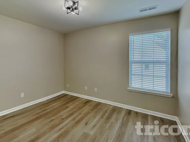 1402 Weston Ln — Photo 10
