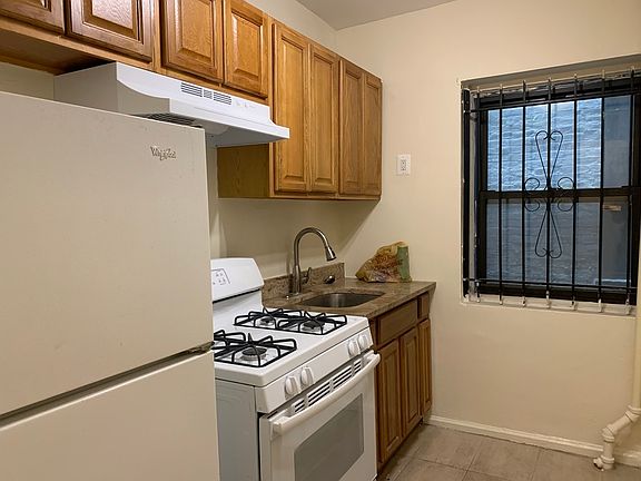 4th image of 159 Halsey St #1A
