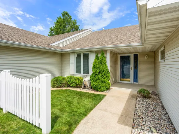 245 Lake Pointe Dr, Oshkosh, WI 54904