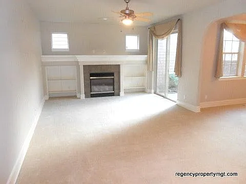 3 bed, 2.5 bath, 2326 sqft, $3,000 — Photo 2