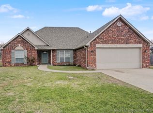 8671 Hawthorne Dr, Claremore, OK 74019