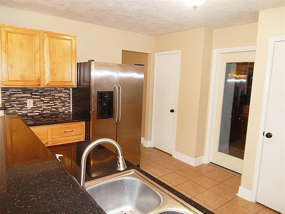 4th image of 19526 Sandy Woods Dr