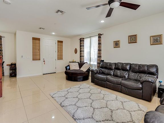 3rd image of 812 Blossom Rock Ln