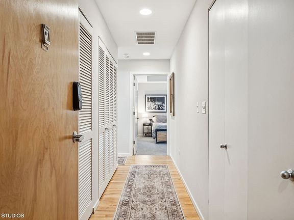 2nd image of 1422 N La Salle St #201
