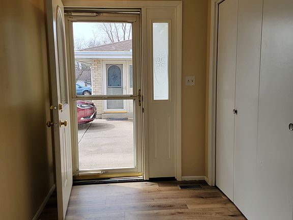 4th image of 665 W Broadway St