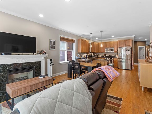 5th image of 7250 N Oakley Ave APT 1S