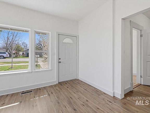 5th image of 1011 10th Ave S