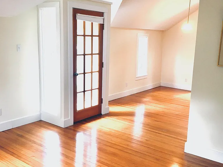 516 E Guenther St #C — Photo 4